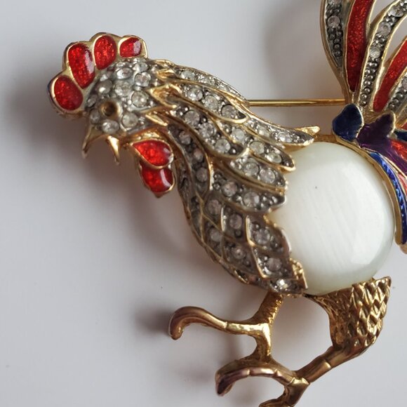 Gorgeous Enamel & Gold Tone Rooster Brooch Rhinestones Pearly Cabochon Stone - Picture 4 of 6